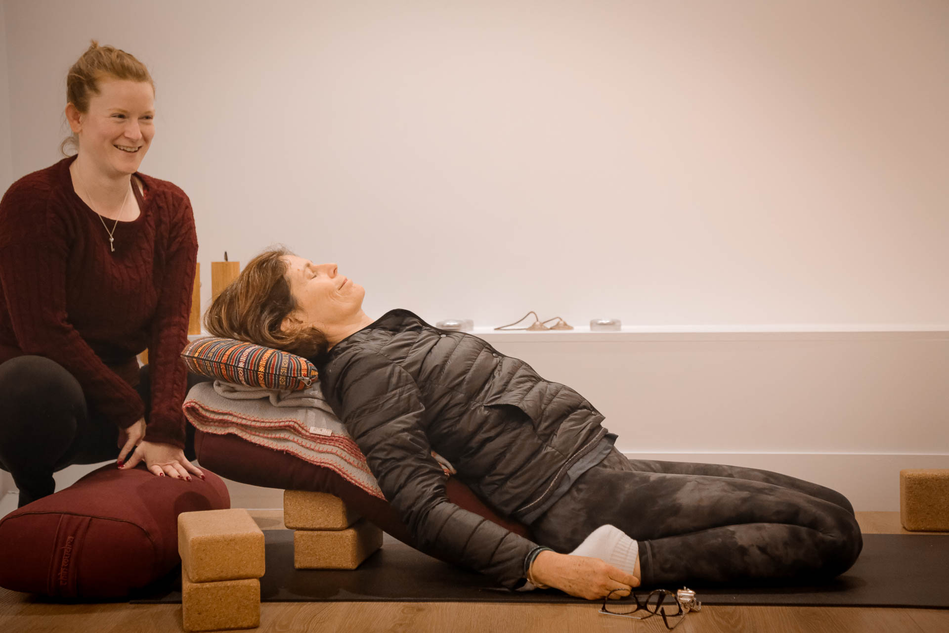 Les élèves apprennent et analysent les postures pendant la formation en yin yoga 100h et utilisation des supports adaptés à chaque corps