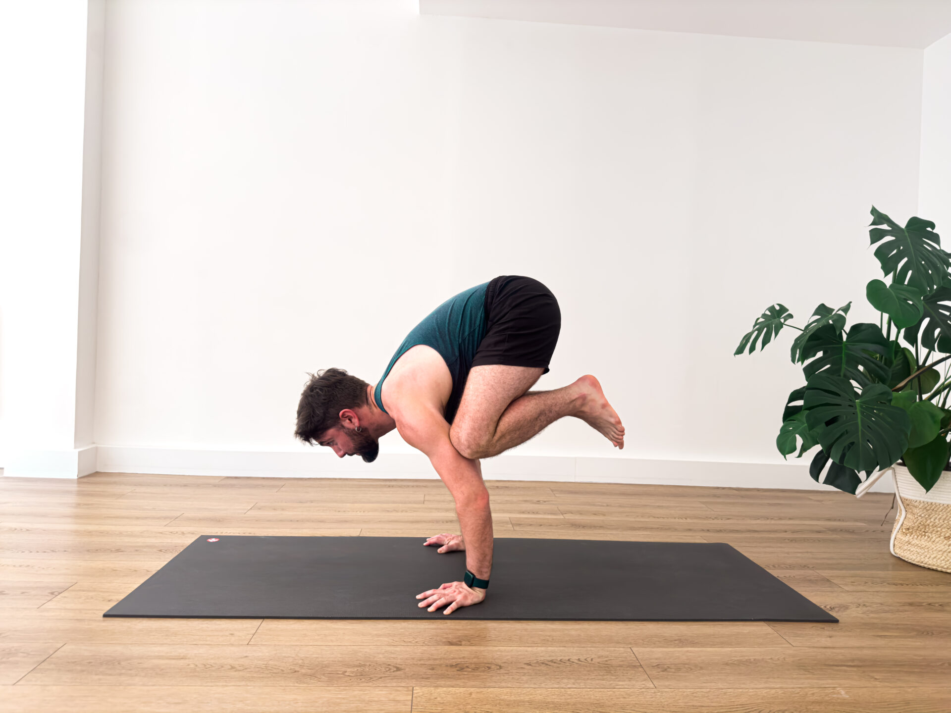 Nicolas, professeur de Yoga, de l'Académie de Yoga Paris, en train de faire une démonstration d'une posture de Yoga Bakasana. Posture de Yoga Corbeau ou de la Grue.