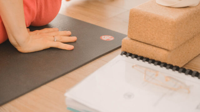 Tapis Manduka, manuel d’anatomie et briques de yoga en liège pendant la formation 200h Hatha Yoga à Paris 15.