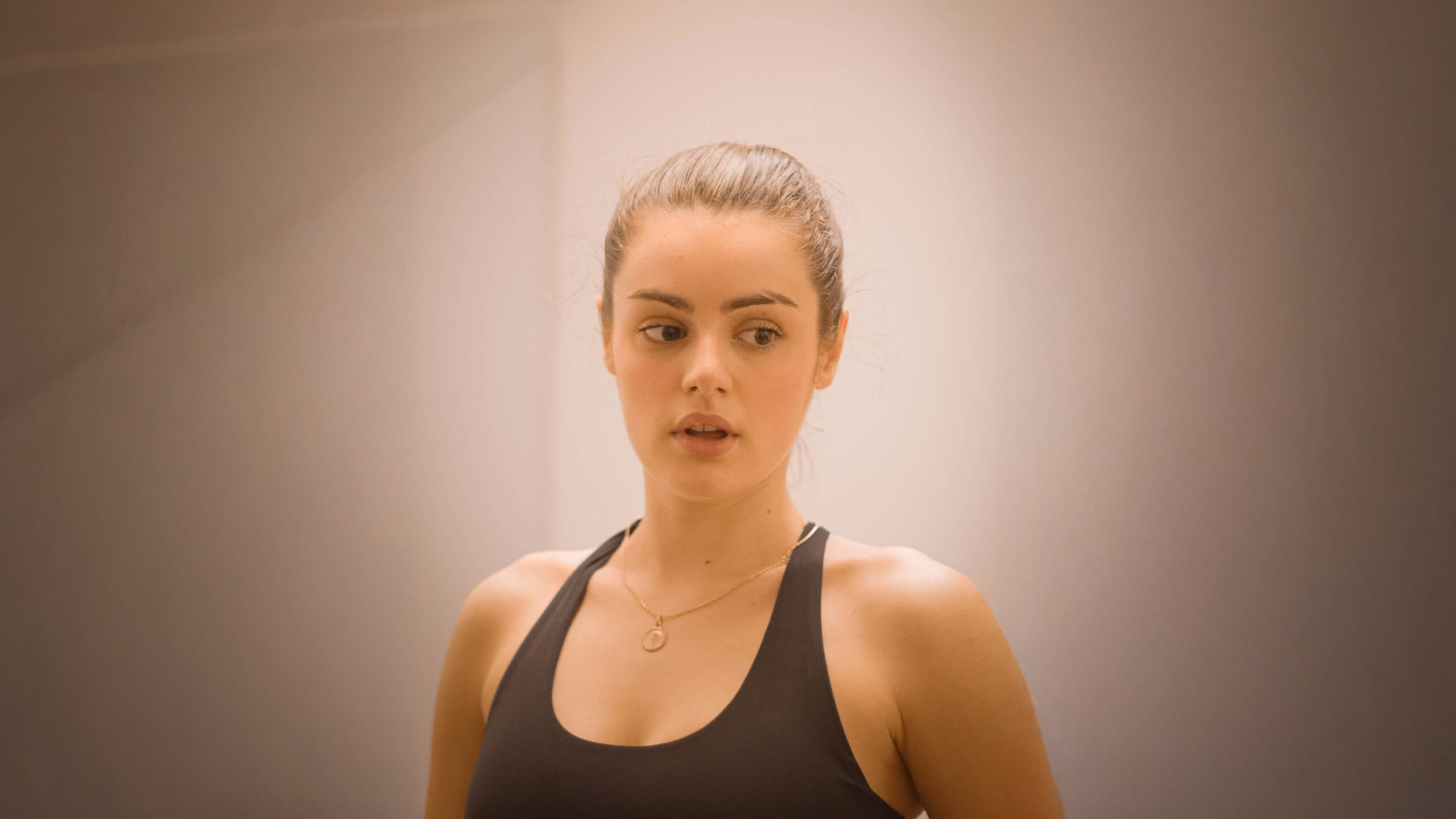 Cécile, professeure de yoga formée en Hatha et Yin Yoga à l’Académie Yoga Paris – Sagesse & Harmonie, assistante de formation.