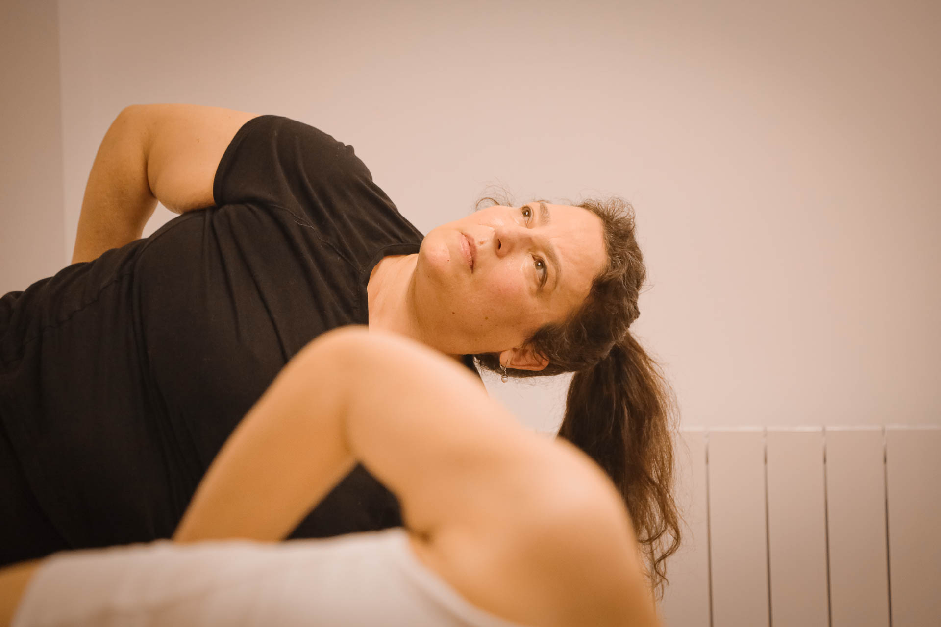 Sara, professeure de yoga formée en Hatha et Yin Yoga à l’Académie Yoga Paris – Sagesse & Harmonie, assistante de formation.