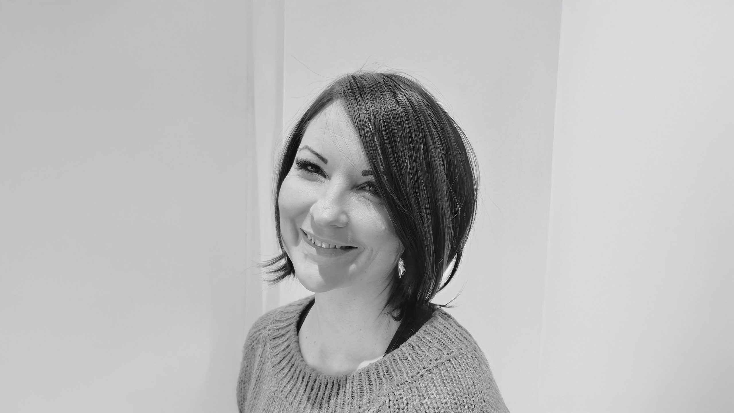 Vanille, professeure de yoga formée en Hatha Doux et détente à l’Académie Yoga Paris – Sagesse & Harmonie, assistante de formation.